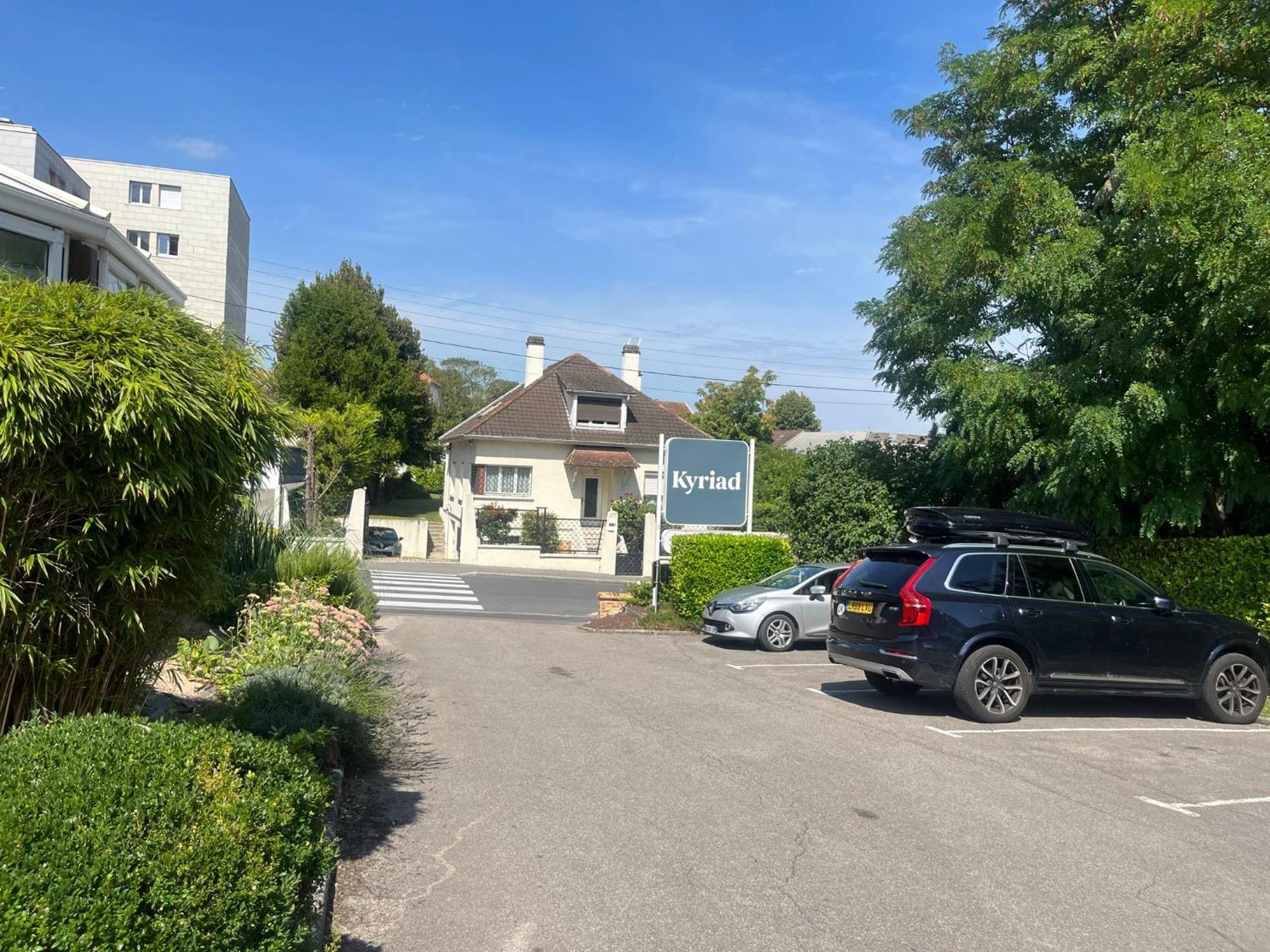 Kyriad Épernay Exterior foto