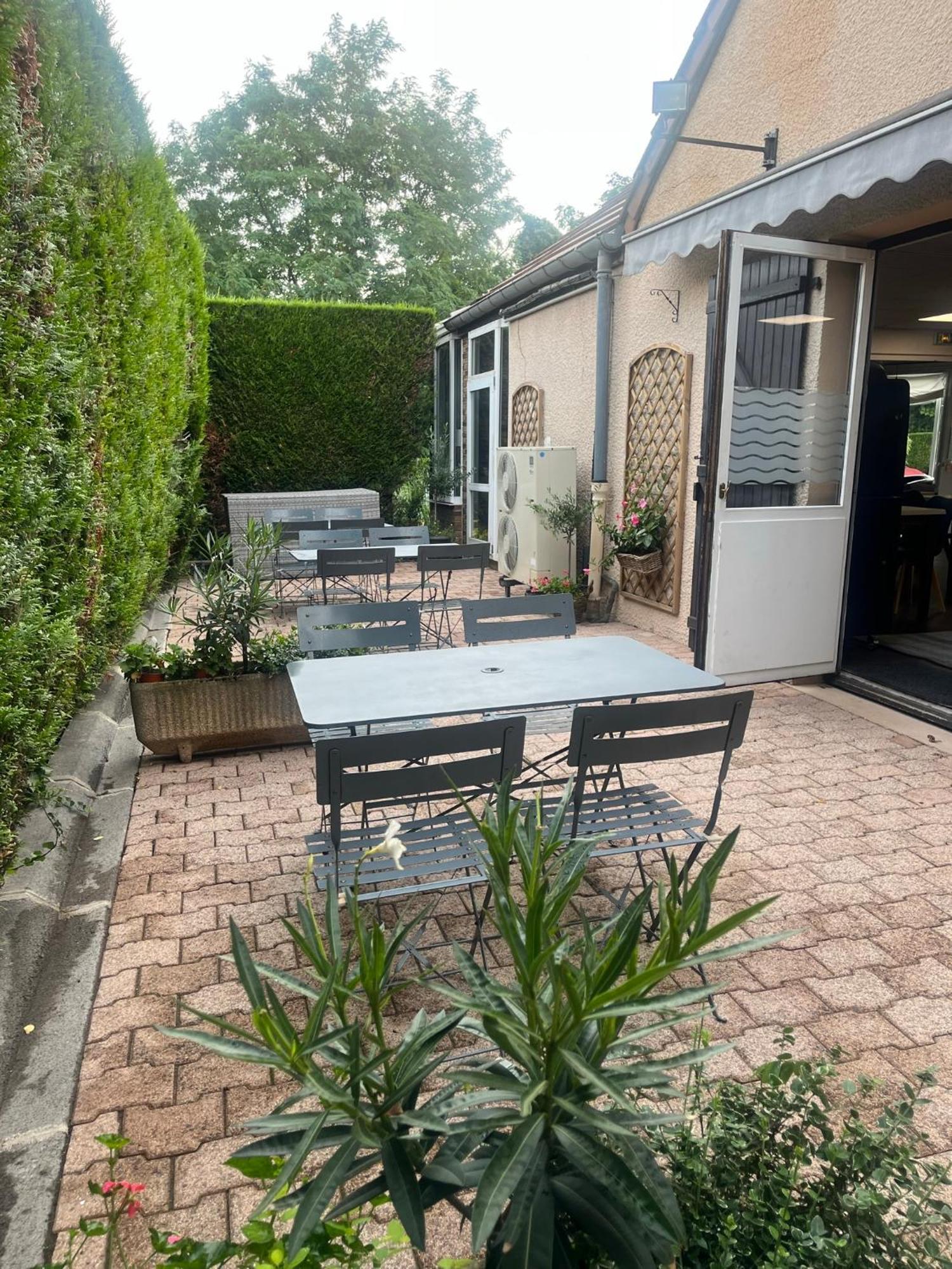 Kyriad Épernay Exterior foto